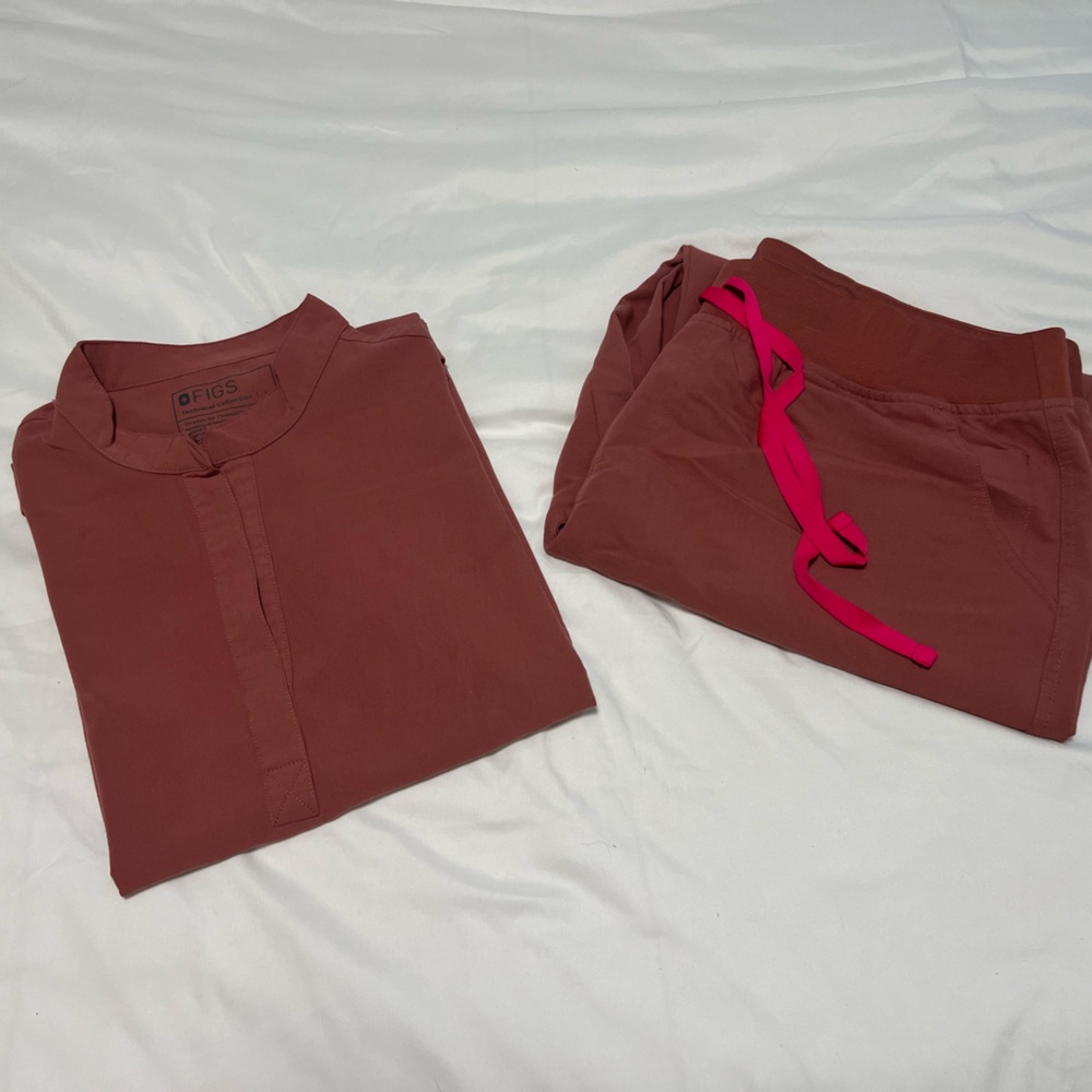 FIGS Scrub Set in Mauve- Top L, Pants XXL